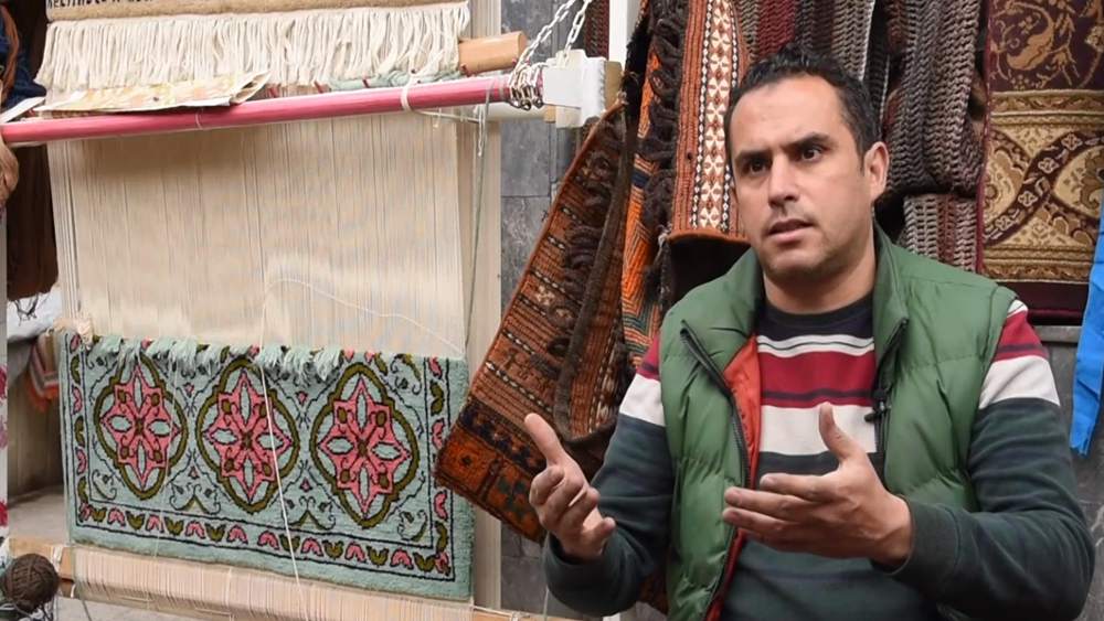 فيديو: نساج سجاد سوري يشهد ازدهارا في مجال إصلاح السجاد وسط الأزمة الاقتصادية