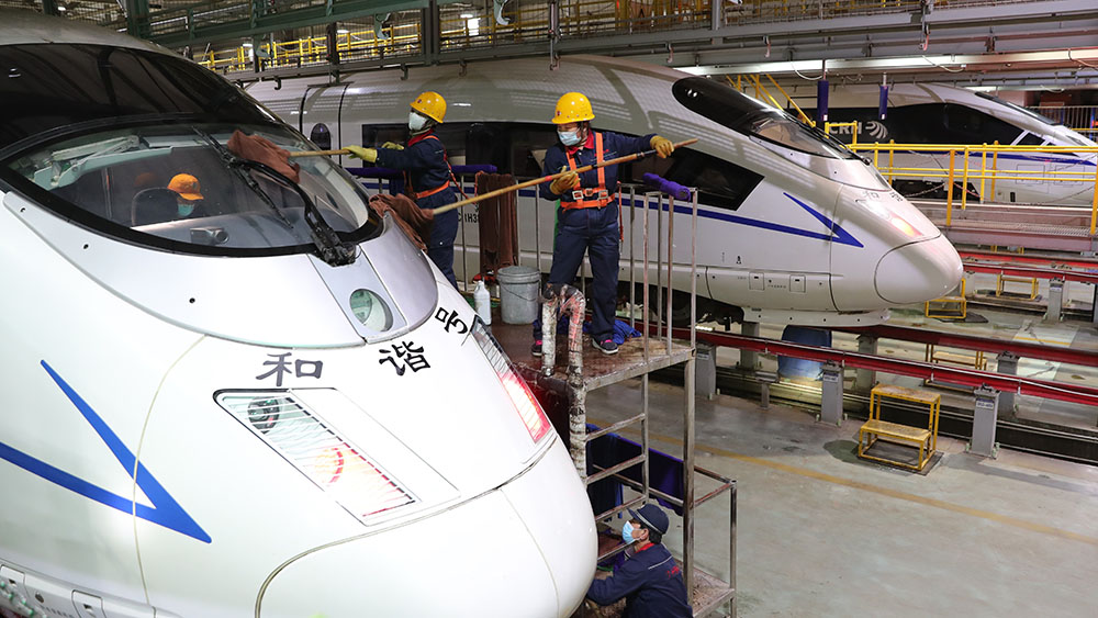 صيانة القطارات استعدادا لموسم السفر في عيد الربيع في الصين